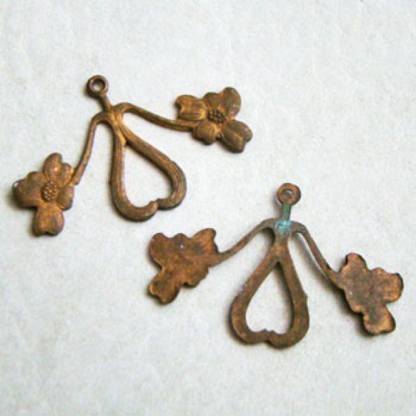 画像1: 34x22 aged brass 2 -Flower Charm (1)